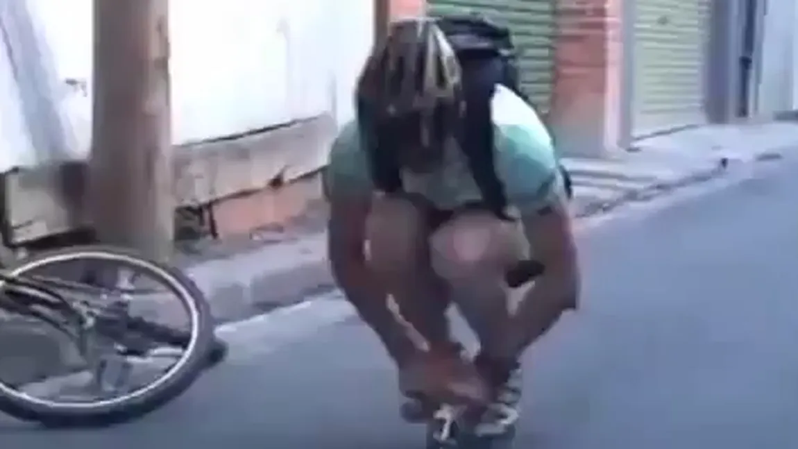Cel mai tare ciclist: A reuşit să meargă cu o bicicletă minusculă, de doar 10cm! VIDEO