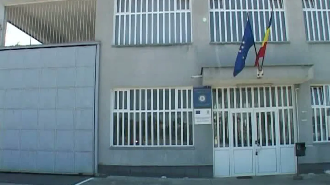 Un gardian de la Penitenciarul din Arad, arestat: lua bani pentru a băga telefoane în închisoare