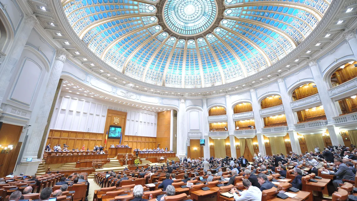Băsescu ţinut în şah: Birourile se reunesc joi, însă majoritatea parlamentarilor sunt în concediu