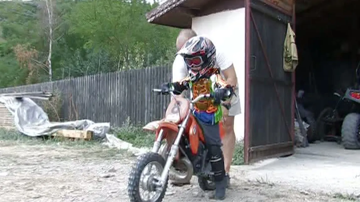 Un puşti de 4 ani, maestru pe motor VIDEO