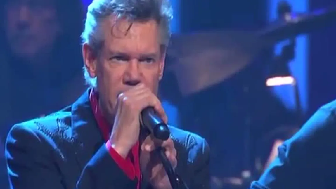 Cântăreţul country Randy Travis, arestat dezbrăcat şi beat mort VIDEO