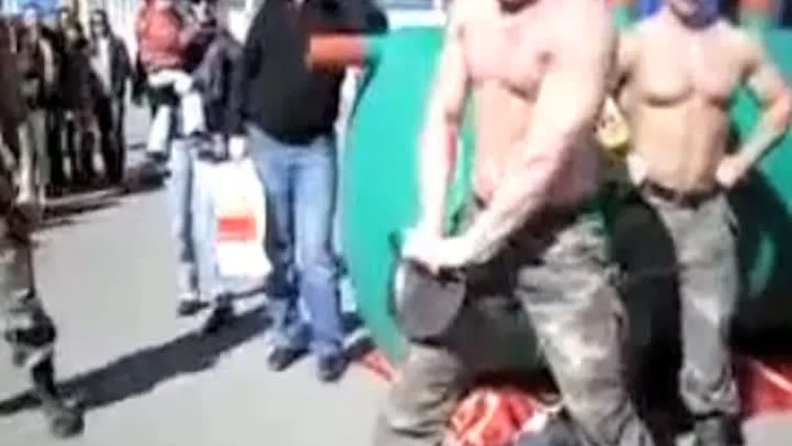 Un rus îndoaie tigaia cu mâinile goale VIDEO