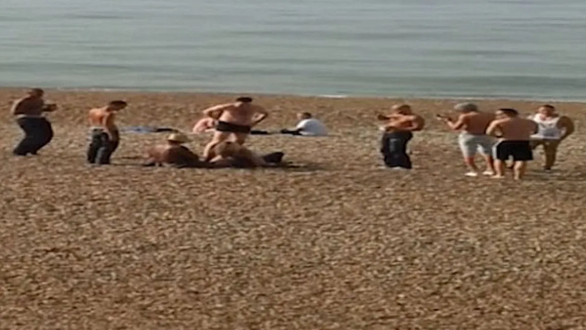 Au şocat Anglia. Un cuplu face sex în plină zi pe o plajă din Marea Britanie FOTO