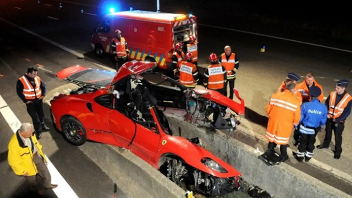 Accident aproape imposibil. Un Ferrari a fost despicat în două FOTO