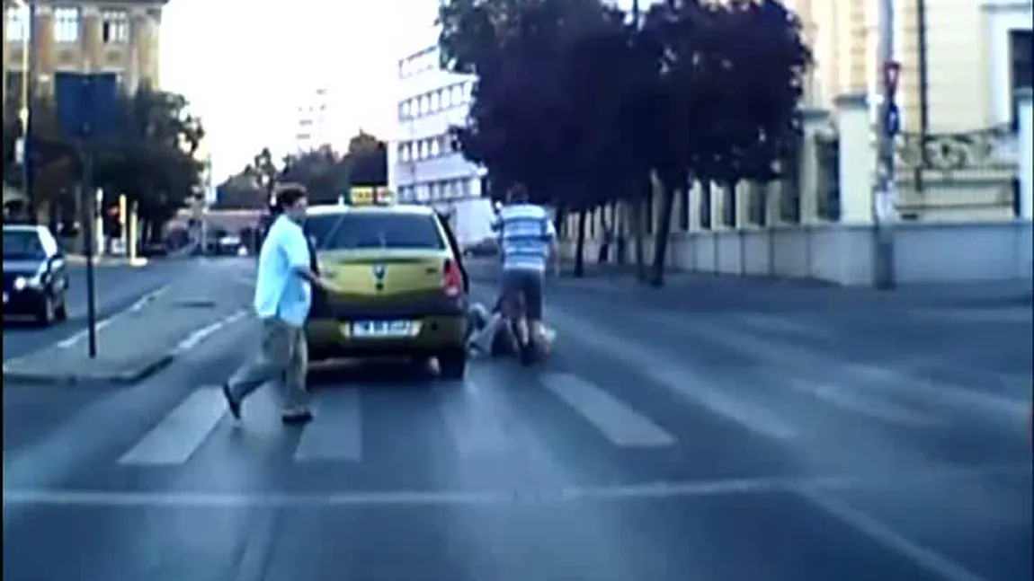 Palme în trafic: Taximetrist pocnit, după ce a lovit o tânără pe trecerea de pietoni VIDEO