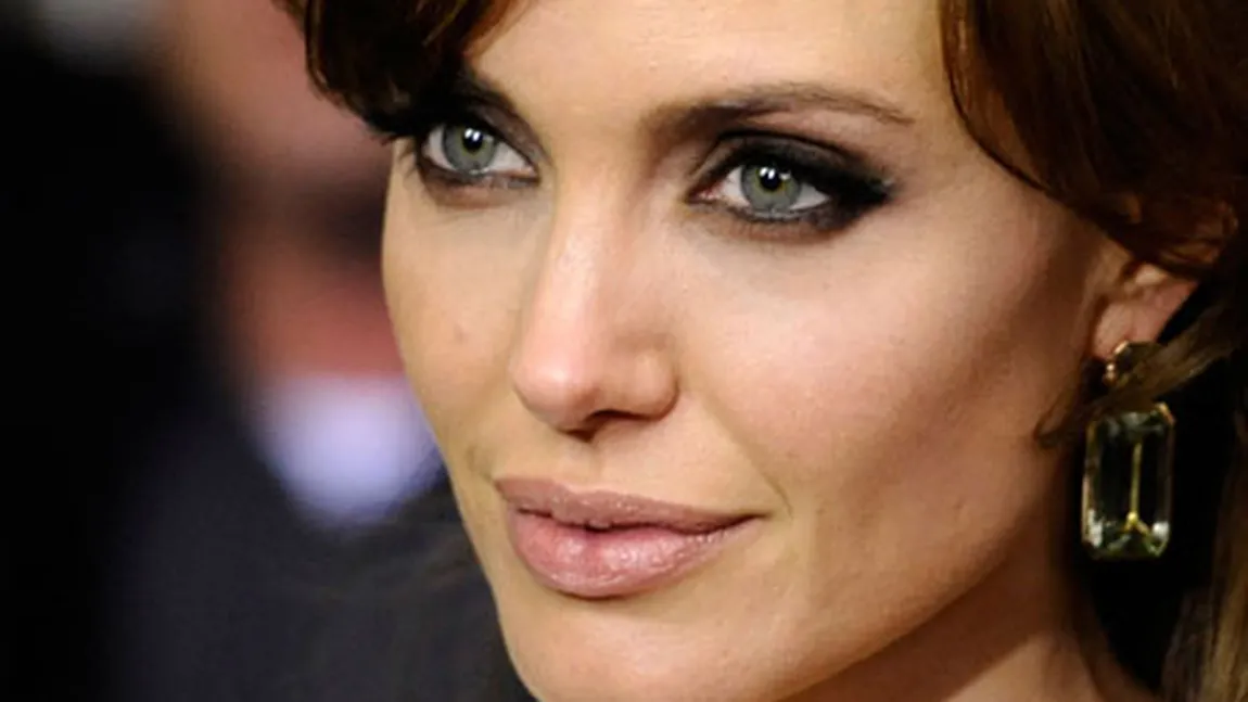 Bizara viaţă sexuală a Angelinei Jolie. Cuţite, sânge, temniţe şi bisexualitate - FOTO
