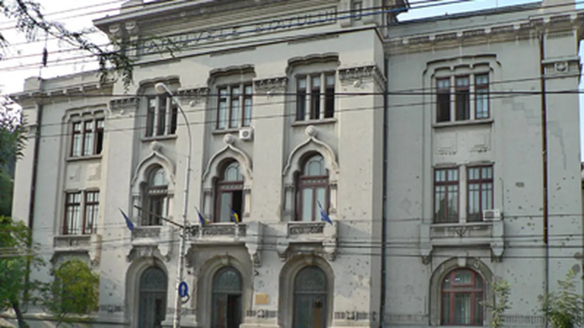 INCENDIU la Arhivele Naţionale din Capitală: Zeci de pompieri au intervenit pentru stingerea focului