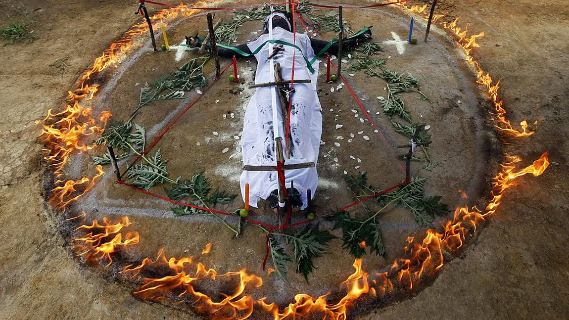 Exorcistul: Un preot columbian susţine că scapă oamenii posedaţi de spiritele rele FOTO