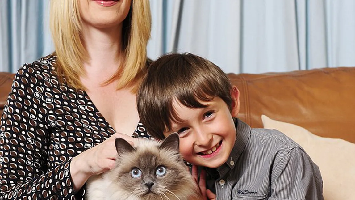 Povestea emoţionantă a băieţelui mut care a fost învăţat să vorbească de pisica lui