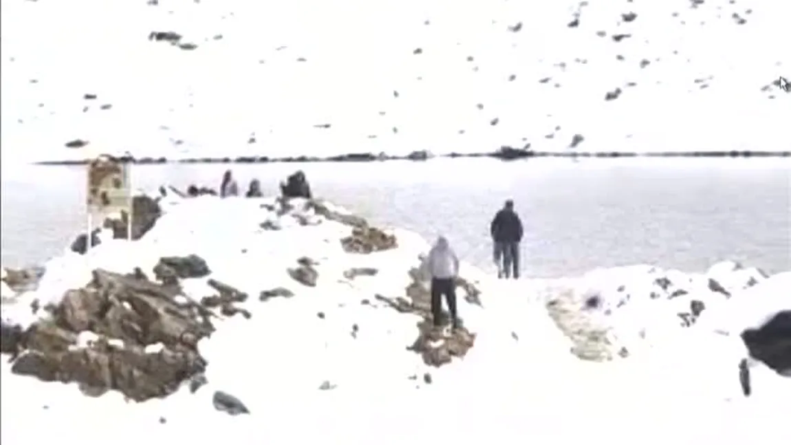 Zăpadă de vis la Bâlea Lac. Turiştii se bucură de prima ninsoare VIDEO