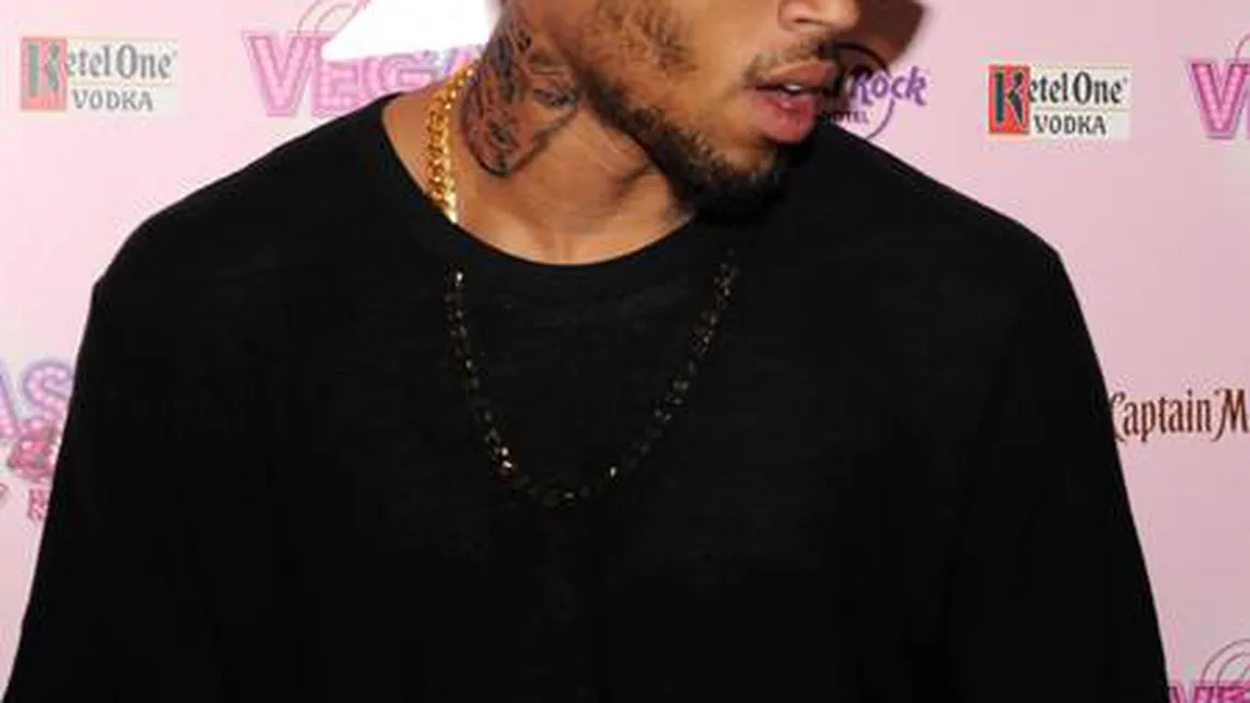 Chris Brown şi-a tatuat-o pe Rihanna pe gât FOTO