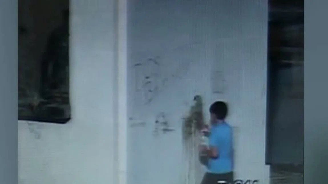 Copiii GREŞESC, părinţii PLĂTESC. Vezi cum au curăţat oamenii un moment umplut cu grafitti VIDEO