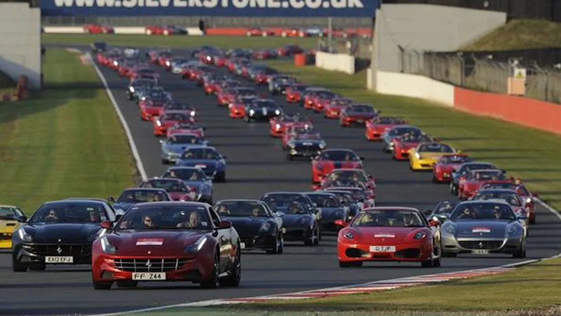 Paradă RECORD. Aproape 1.000 de maşini Ferrari, pe circuitul de la Silverstone VIDEO