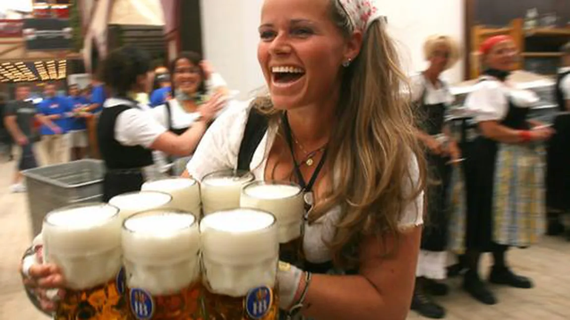 Oktoberfest, două săptămâni cu valuri de bere şi munţi de cârnaţi. Vezi cât costă participarea