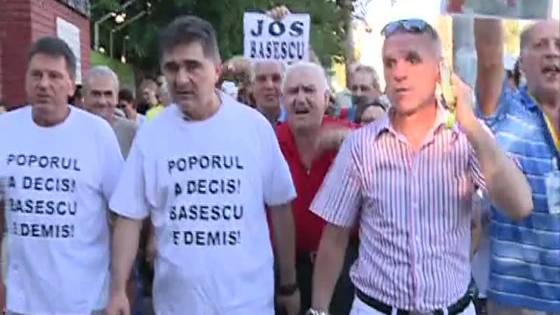 A şaptea zi de proteste la Cotroceni. Manifestanţii au cerut din nou demisia lui Băsescu