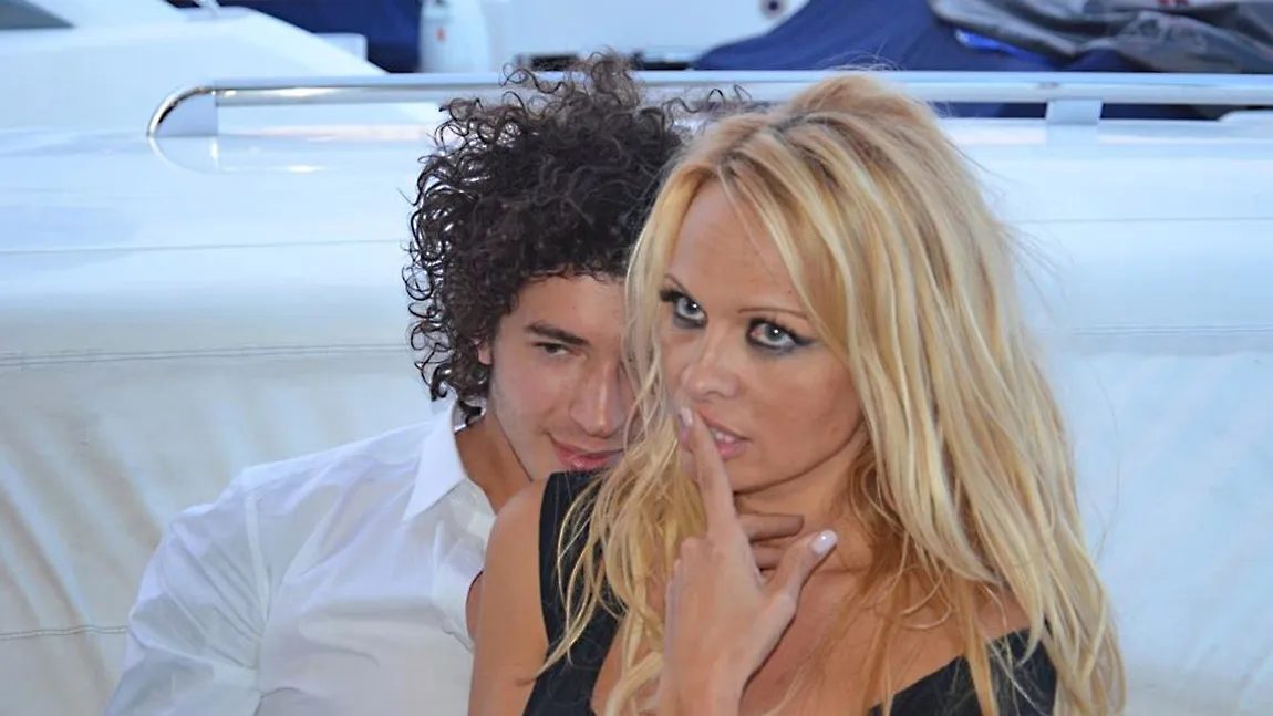 Pamela Anderson are o relaţie cu un tânăr de doar 23 de ani FOTO