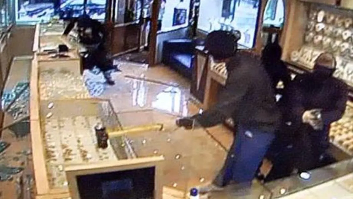 Români implicaţi într-un jaf de un minut şi 500.000 de lire sterline la o bijuterie din Londra VIDEO