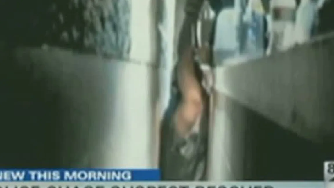 Fugărit de poliţie şi prins între două clădiri VIDEO