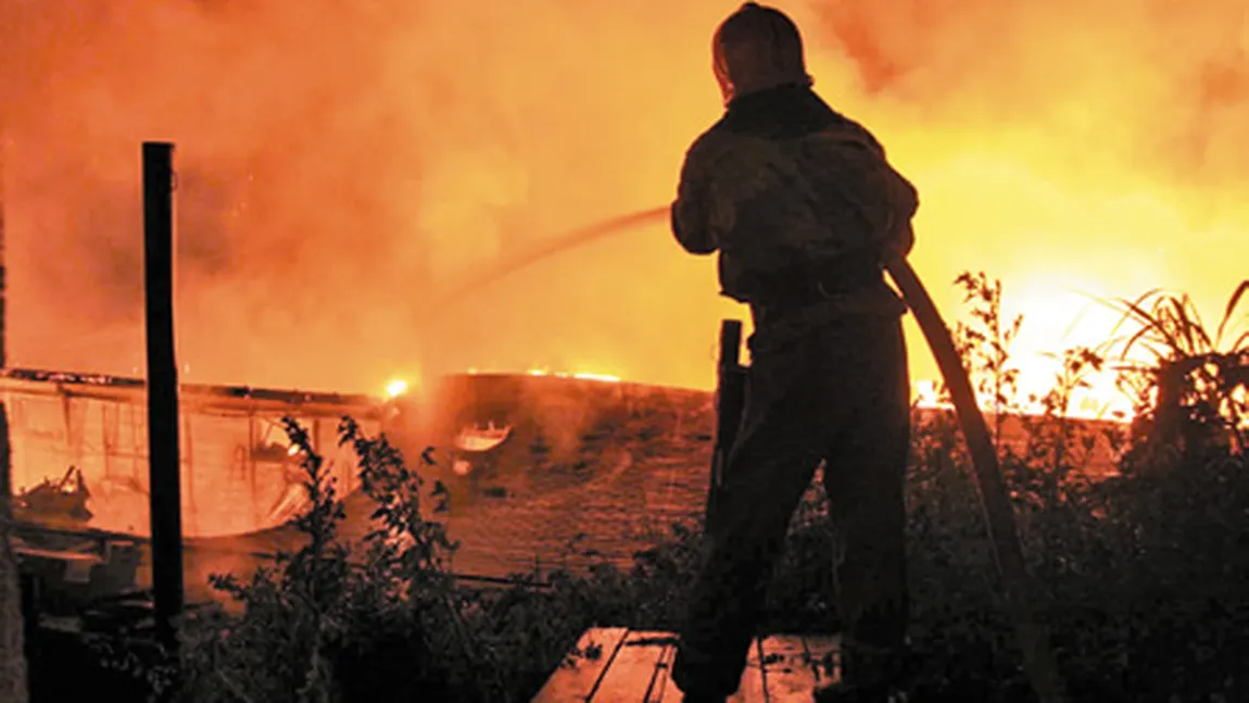 Incendiu puternic la o fostă cooperativă agricolă din Harghita. Mai multe utilaje au fost distruse