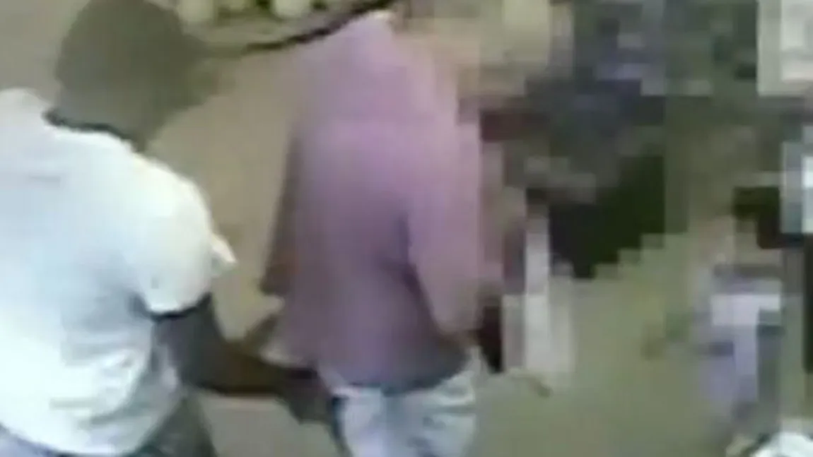 Bărbat înjunghiat în fund de un străin, fără niciun motiv VIDEO