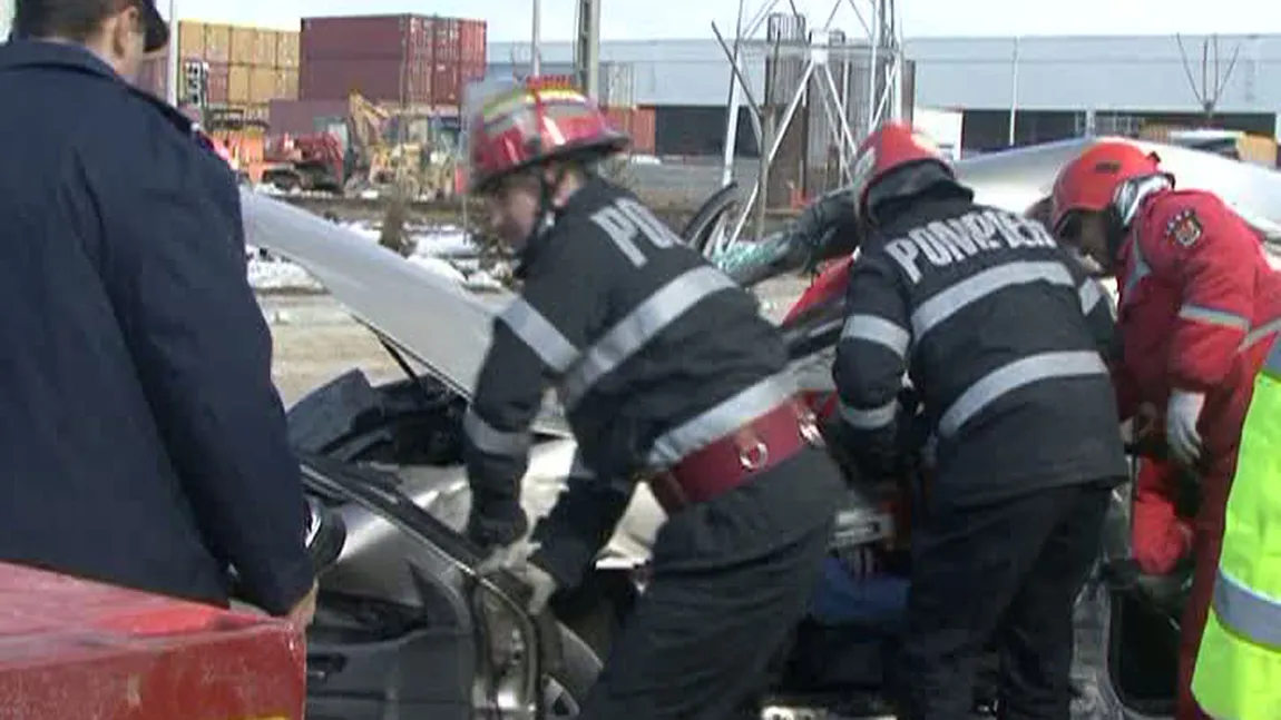 Accident în lanţ, pe DN67. Trei oameni au fost răniţi