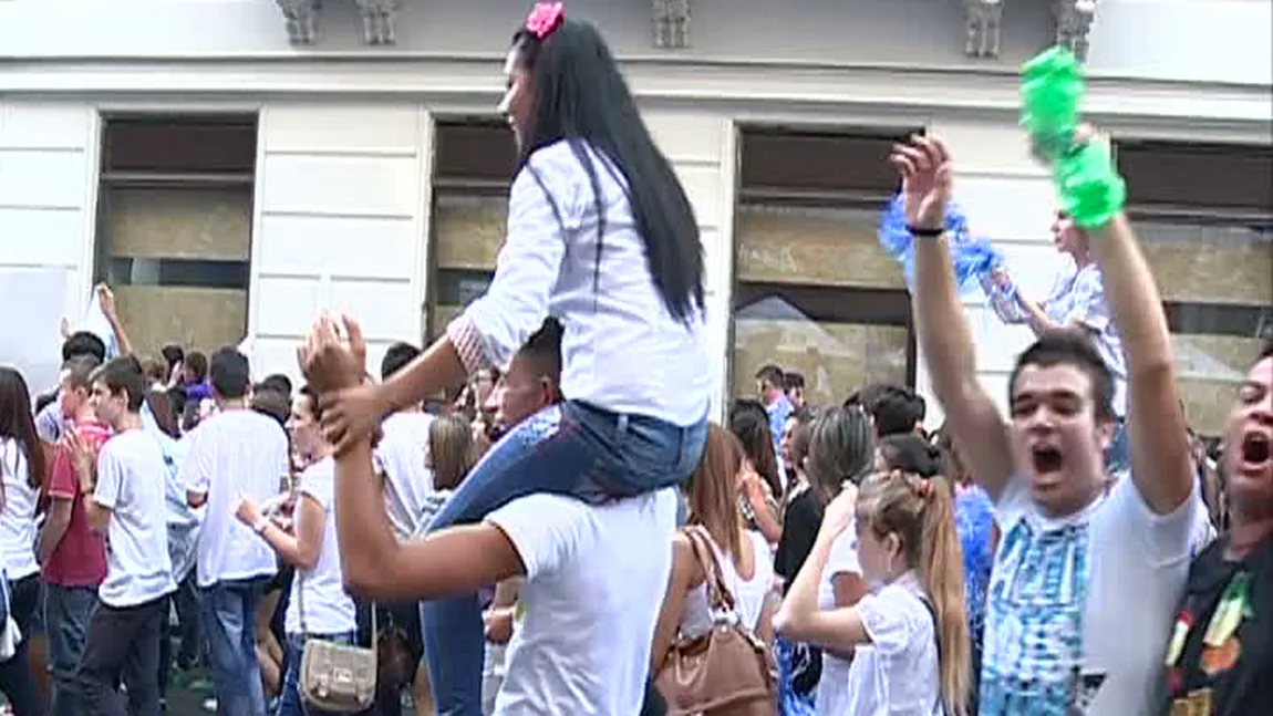 Parada elevilor, pe străzile Bucureştiului. 20.000 de tineri s-au dat în spectacol VIDEO