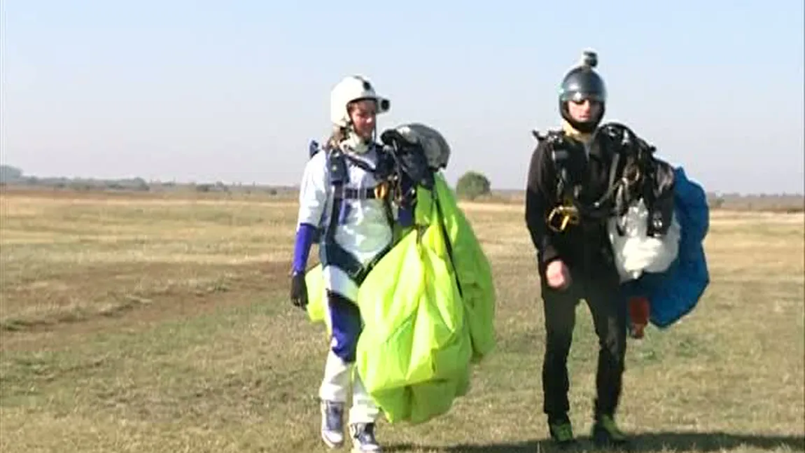 Record pe cer. Paraşutiştii români au reuşit o nouă premieră VIDEO