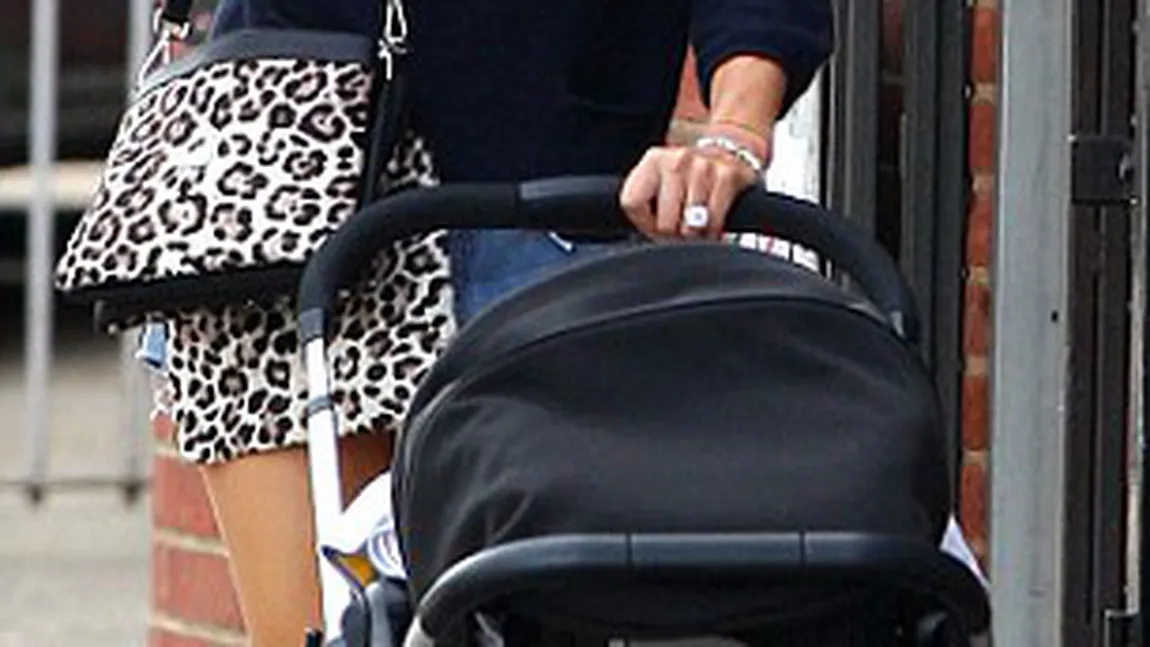 Mamă distrată: Peaches Geldof a scăpat bebeluşul din cărucior, dar nu şi telefonul din mână