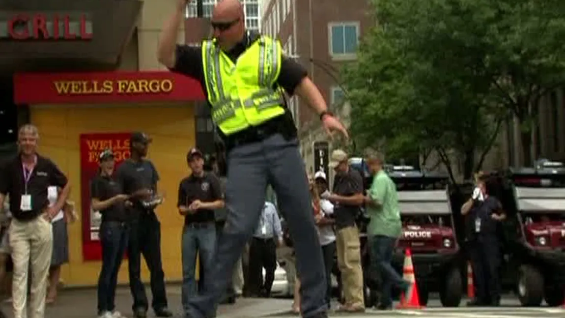 Poliţiştii au talent: Un agent de circulaţie dirijează traficul în paşi de dans