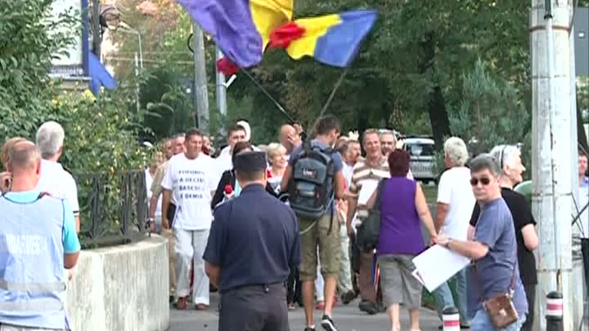 Protest anti-Băsescu, ziua a şasea. Câteva zeci de persoane au scandat din nou la Cotroceni VIDEO