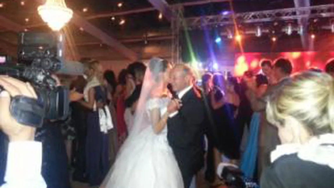 Primele fotografii de la petrecerea de la Snagov: Elena dansează cu tatăl ei, Traian Băsescu FOTO