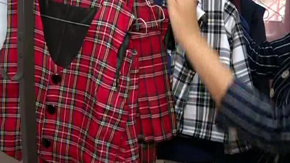 Uniformele şcolare, din nou la modă. Vezi ce se poartă şi cât costă o ţinută completă