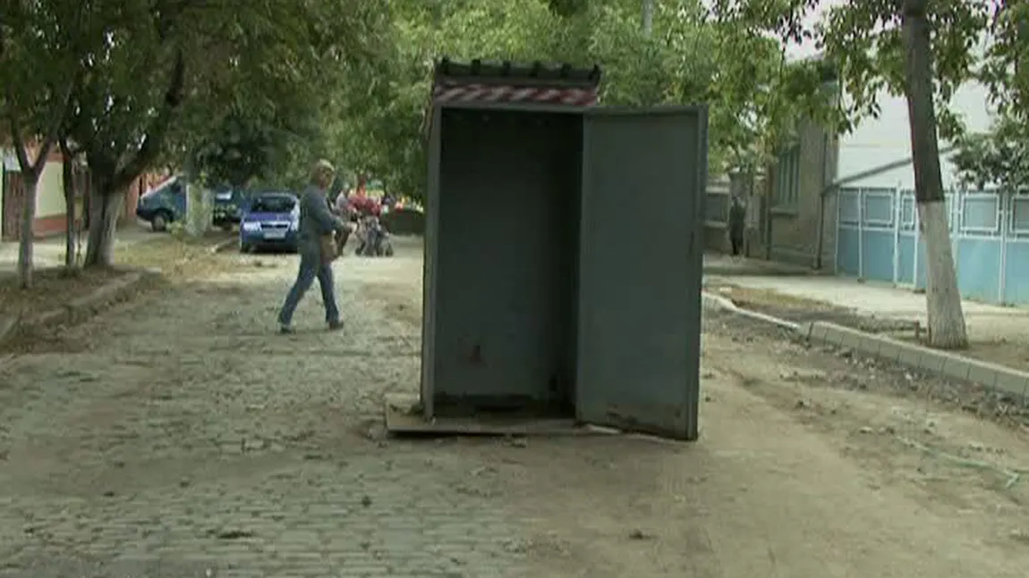 Toaleta din mijlocul străzii a reapărut la Galaţi VIDEO