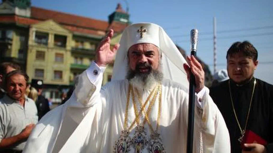 Patriarhul Daniel a împărţit iconiţe la secţia de vot