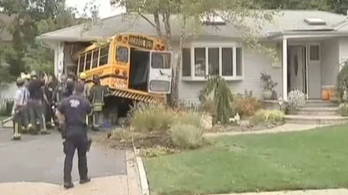 Un autobuz de şcoală a intrat într-o casă după ce şoferul beat a leşinat la volan VIDEO