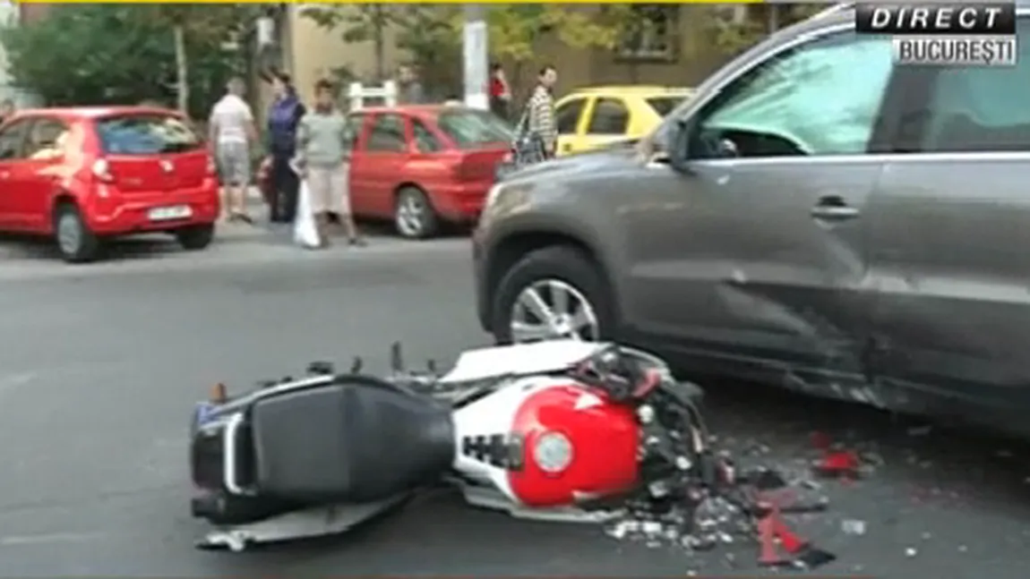 Încă un accident în Capitală: O maşină a lovit o motocicletă. O persoană a fost rănită grav VIDEO