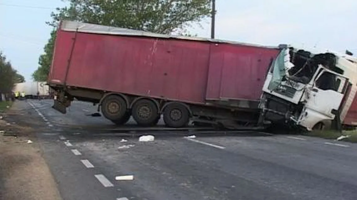Două tiruri s-au ciocnit în judeţul Harghita VIDEO