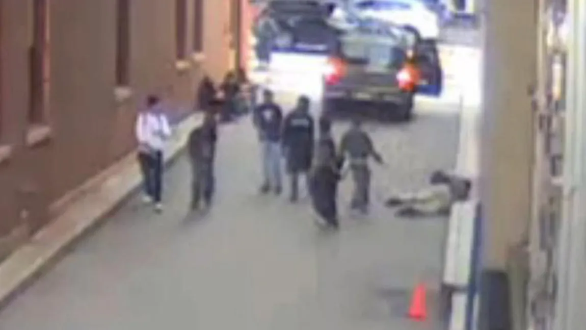 ŞOCANT: Un profesor din SUA a fost bătut crunt de un adolescent şi lăsat întins pe asfalt VIDEO