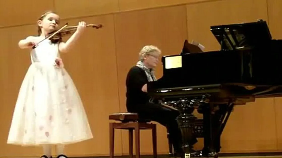 Noul Mozart? O fetiţă de 7 ani cântă la vioară şi pian dumnezeieşte şi a compus deja o operă VIDEO