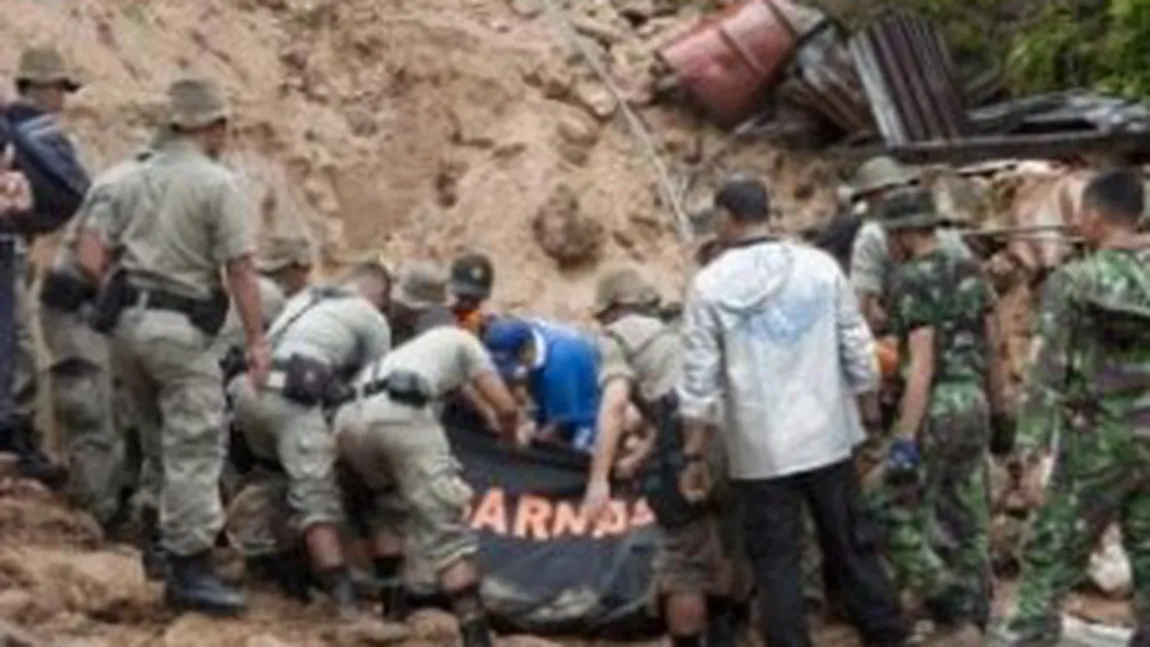 19 oameni, dintre care 18 copii, prinşi într-o alunecare de teren în China