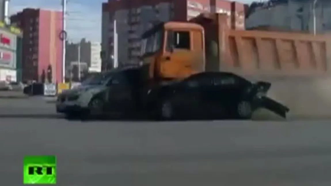 Accident spectaculos: O basculantă a lovit 12 maşini deodată VIDEO