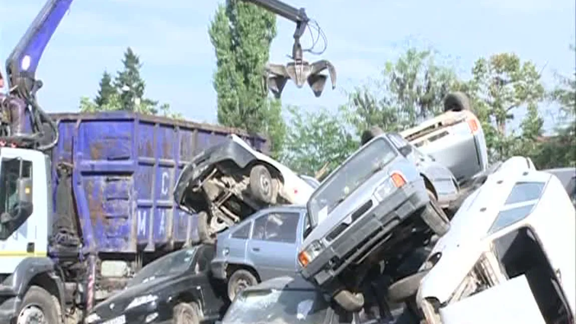 Maşinile abandonate sunt zdrobite la fier vechi, chiar dacă sunt bune