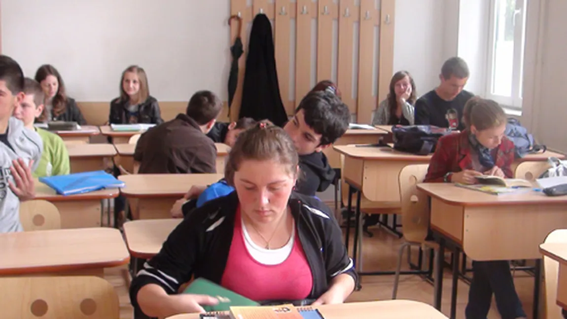 Profesori, prinşi chiulind de la catedră. Motivul: elevii oricum nu mai trec pe la ore