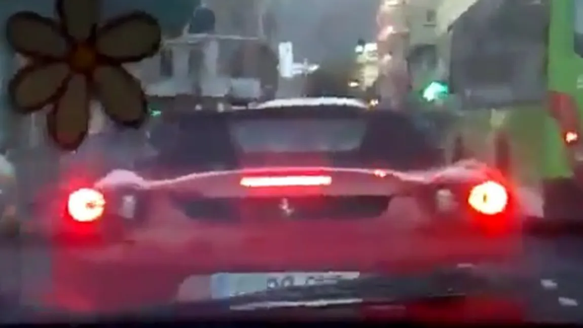 DEMENŢIAL. Vezi reacţia unei femei când apare în trafic un Ferrari 430 Spider VIDEO