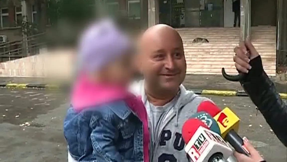 Fetiţa aruncată din taxi de către mama ei a fost externată. Tatăl ei o duce la Timişoara VIDEO