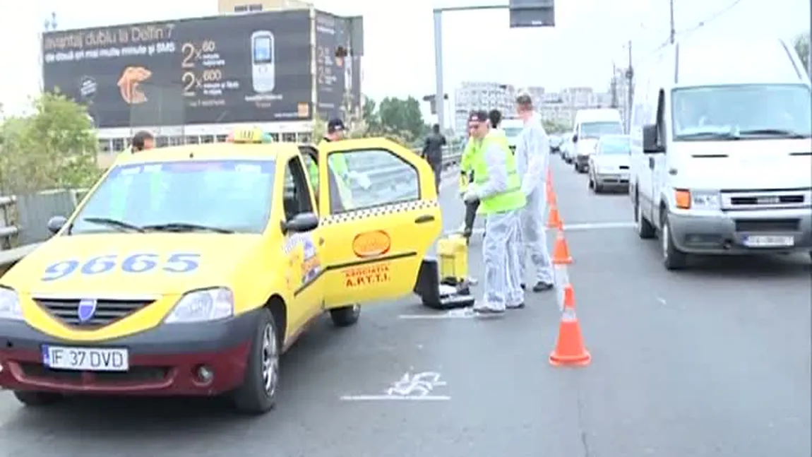 Fetiţa aruncată dintr-un taxi va fi externată, mama rămâne în spital