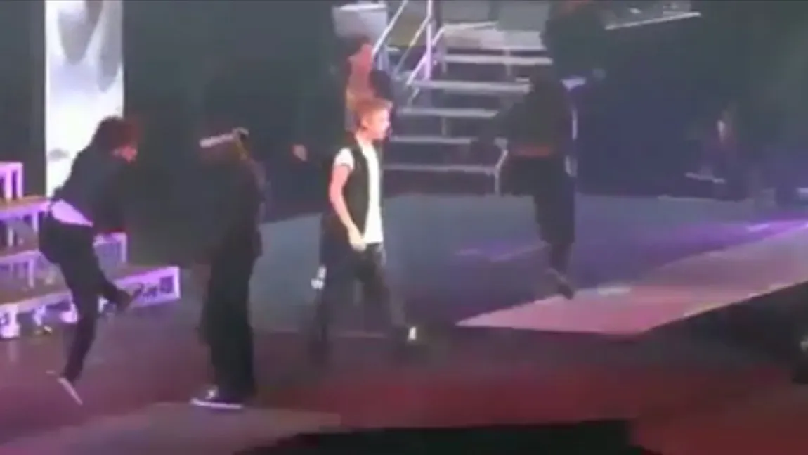 Justin Bieber, protagonistul unui incident pe scenă mai puţin obişnuit VIDEO