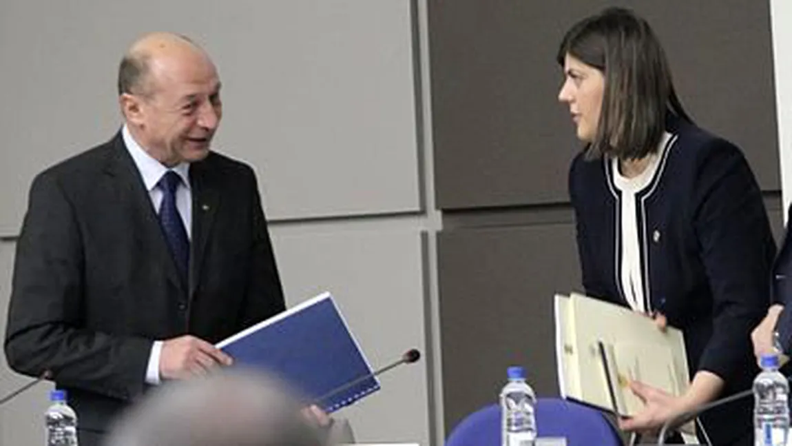 Băsescu o decorează pe Kovesi cu 