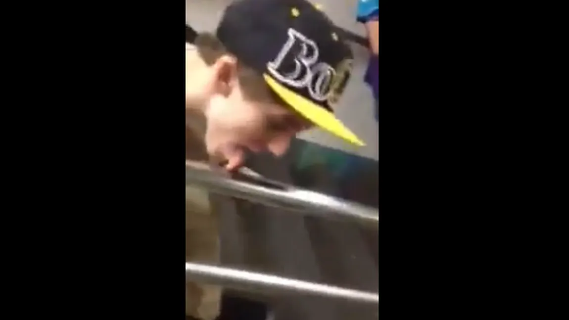 Un adolescent a lins toată balustrada de la metrou, ca să câştige un pariu VIDEO