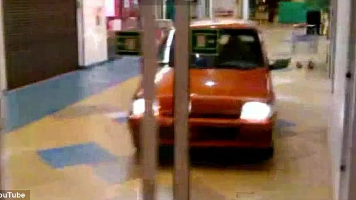Distracţie inedită a unor tineri puşi pe şotii: Cu maşina personală, prin mall VIDEO